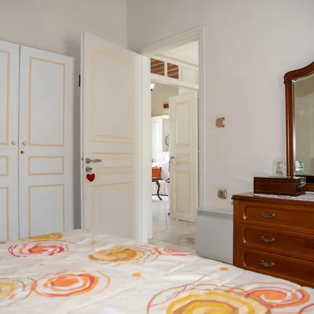 Neoclassiko Flourou بيت للعطل *